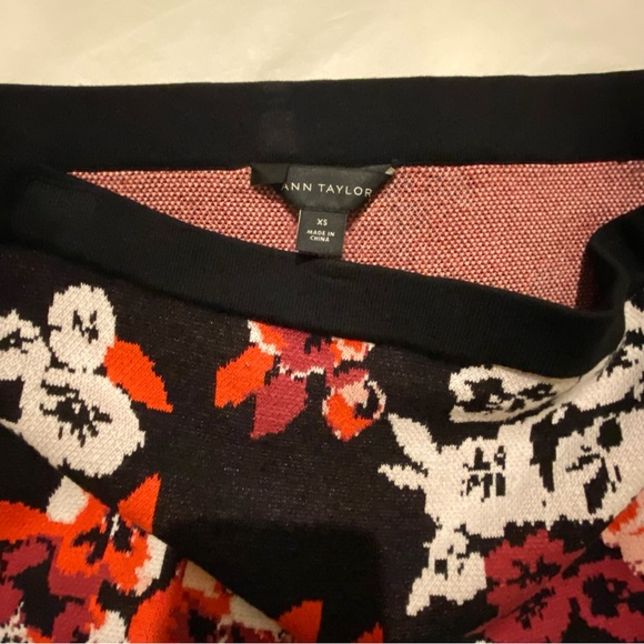 Sweater pencil skirt with red & white flowers - Picture 4 of 6